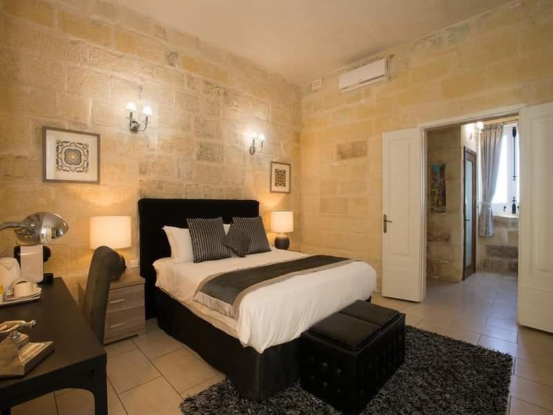 Julesy'S Bnb Hotel Cospicua Bagian luar foto