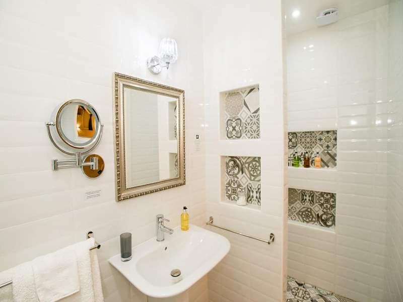 Julesy'S Bnb Hotel Cospicua Bagian luar foto