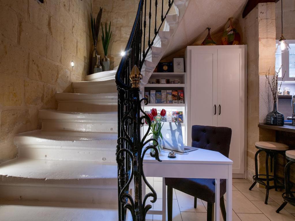 Julesy'S Bnb Hotel Cospicua Bagian luar foto