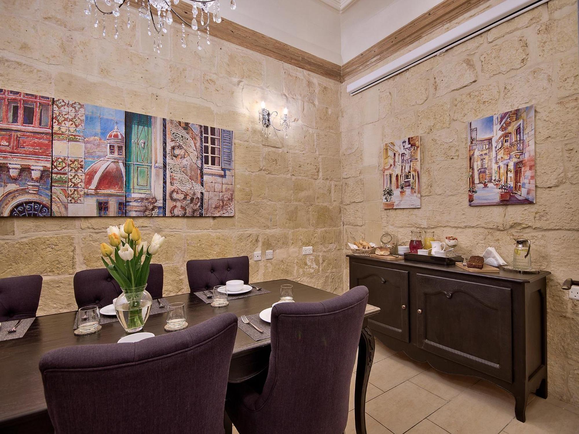 Julesy'S Bnb Hotel Cospicua Bagian luar foto